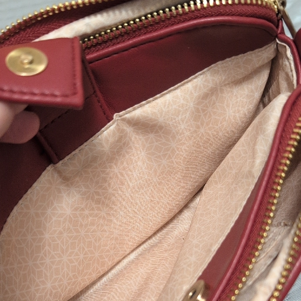 Elegant Red Crossbody Bag - Picture 4 of 9